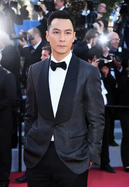 吴彦祖为建筑系学生上网课,穿深色外套超低调,47岁仍超帅气!