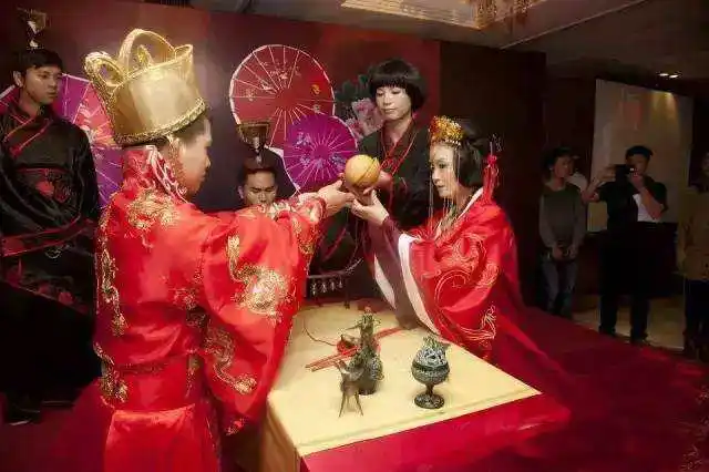 交杯酒是我国古代传统婚俗之一,起源于周朝初年,已经有三千年多年的