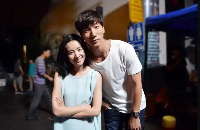 寇静开前夫座驾接女儿放学,细看张亮官宣文有玄机