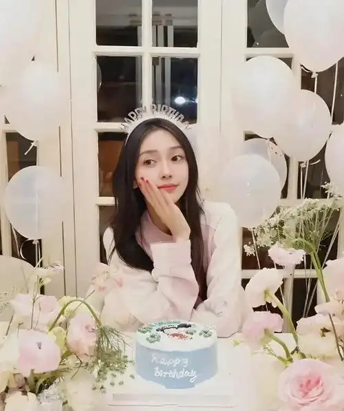 杨颖高调晒全家福庆生7岁小海绵正脸照首曝光像极了黄晓明