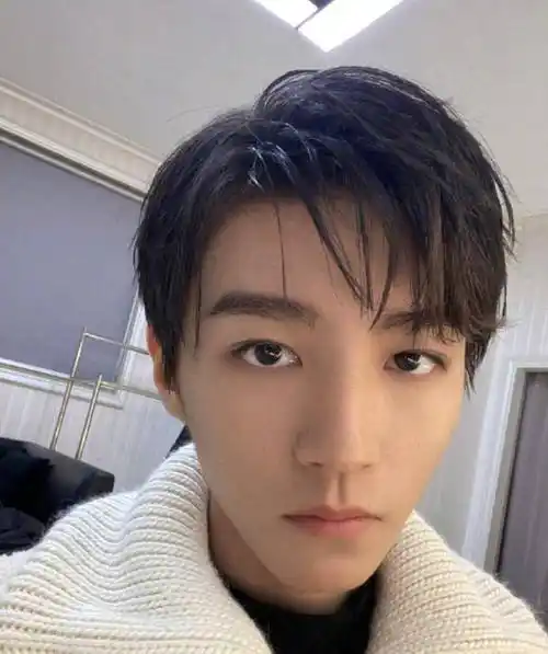 眼神凌厉,还挑染了一撮白发,路人好会夸_减肥_感觉_头发