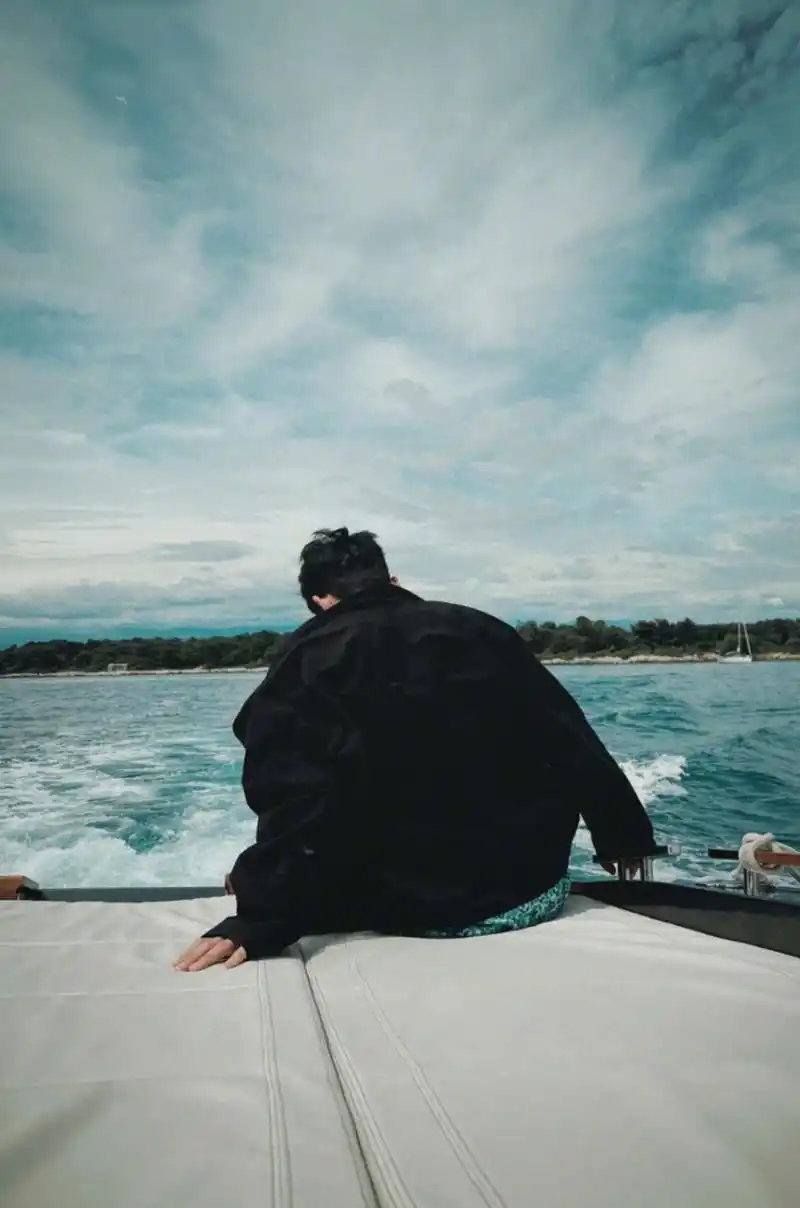 朱一龙立秋背影照,温暖的大帅哥#立秋