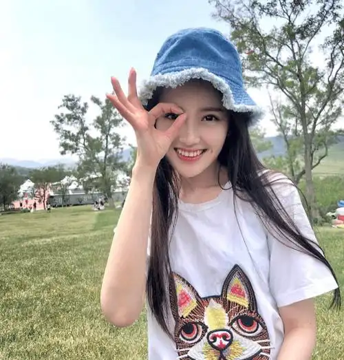 有种看走眼叫刘些宁素颜,本以为一般,当她侧头时:真是门面担当