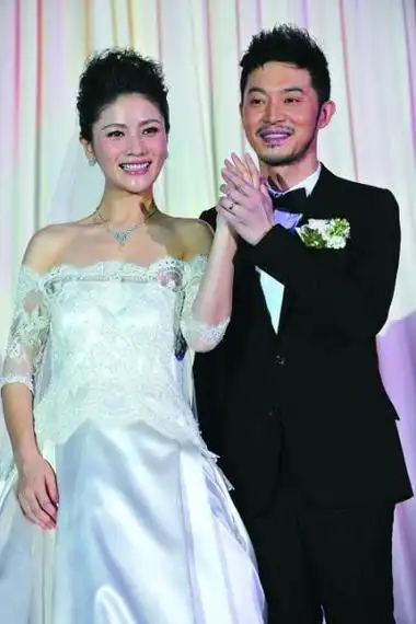 白展堂沙溢结婚很搞笑 穿婚纱迎娶牛素云(组图)