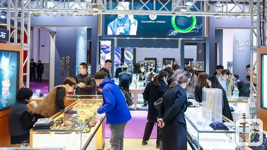 千龙网发图为2019中国国际珠宝展现场.千龙网发图为珠宝作品.