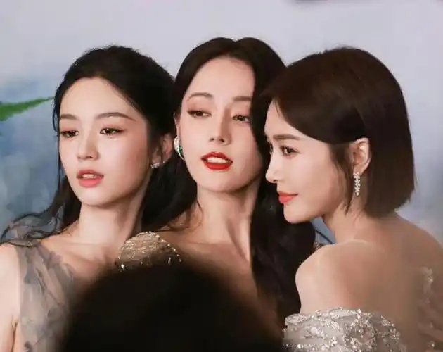 看了秦岚和迪丽热巴同框,我才知道:"骨相美"究竟有多重要!