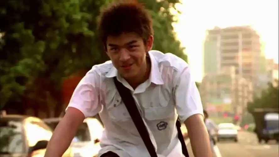 对很多人来说,这扇"蓝色大门"前不只是留下了桂纶镁和陈柏霖的青春,也