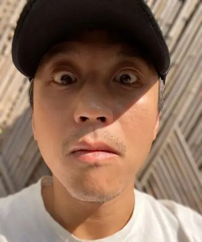 邓超自拍是360度全死角,无滤镜无化妆,没刮胡子,皮肤黝黑.