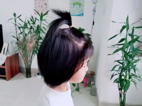 【发型不重样】今天在馨宝的头顶扎了一个小辫,因为我每天上班时间