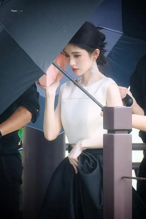 鞠婧祎到期后首次公开活动