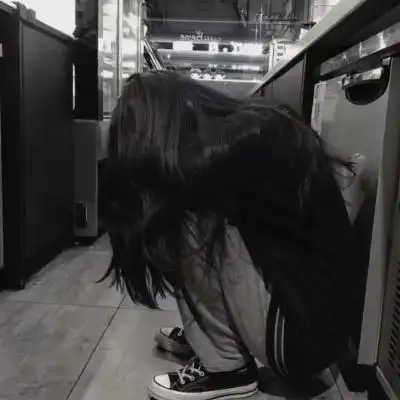 超丧女头像模糊朦胧不清压抑颓废头像女