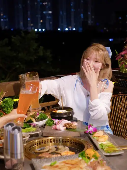 南宁美食边欣赏江景边快乐喝酒吃烤肉