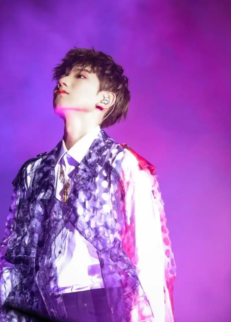 王源玫瑰花造型被吐槽像村姑,粉丝集体挽尊称:很可爱啊!