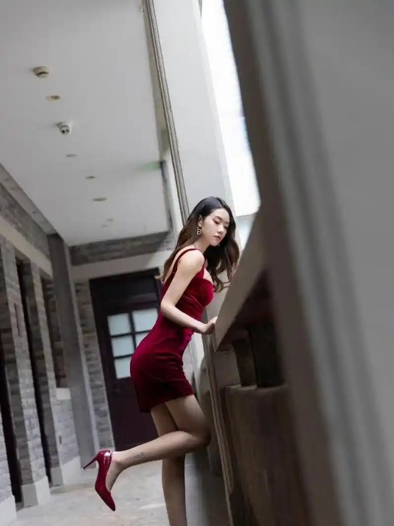 美女图集:天鹅绒连衣裙搭配红色高跟鞋,极致的奢华典雅