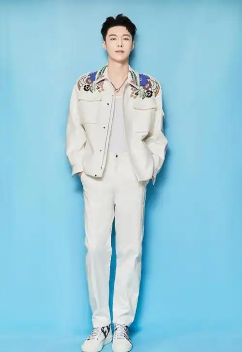 张艺兴身材可真好啊穿格纹外套看着肩好宽哪个女生不想靠一靠