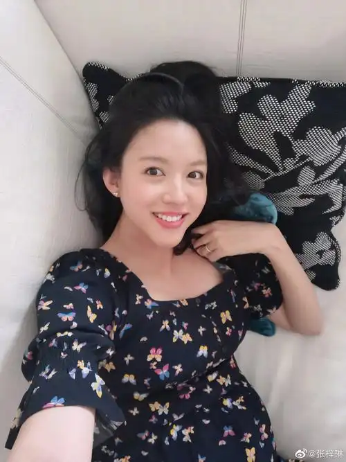 世界小姐张梓琳晒孕期素颜照怀二胎胸围暴增37岁状态比一胎好太多