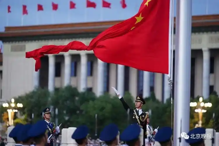 6时10分,"向国旗——敬礼!