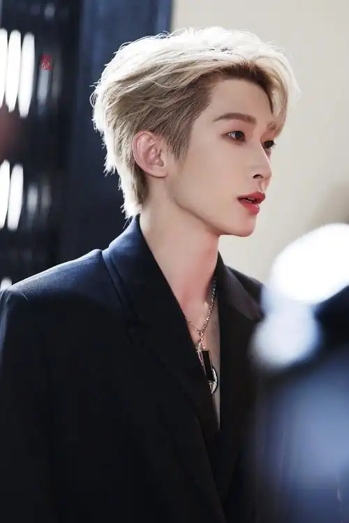 那得看看刘宇金发造型搭配黑色西装好贵气外媒生图也抗住了