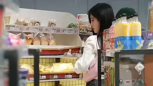 鞠婧祎在买零食,看看小鞠都爱吃什么!_新浪新闻