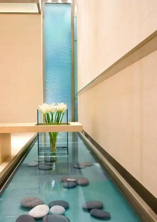 庭院里挖鱼池,楼梯下挂瀑布,你家和豪宅之间就差一个室内水景!_网易订