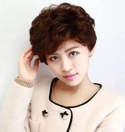 最新中年女性短发烫发发型图片 今年50岁中年女人短发烫发发型