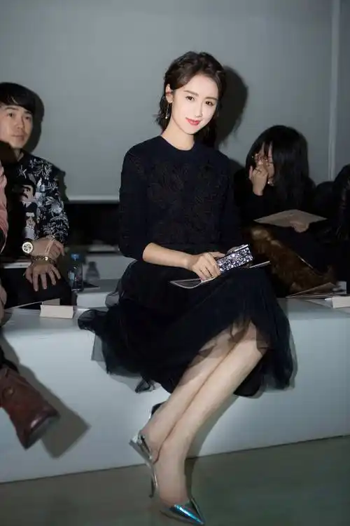 袁冰妍亮相品牌活动温婉简约不失可爱个性