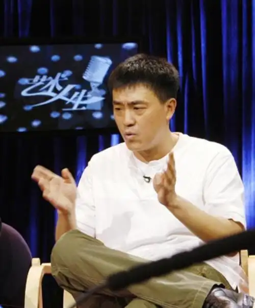 演员何冰为何结婚几十年0绯闻看看妻子是谁就知道了