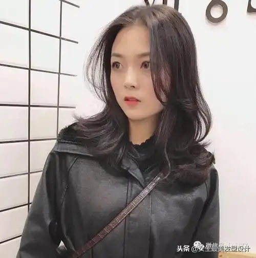 中发烫发最气质,尤其是对于轻熟风的妹子,这个长度烫卷美到没朋友