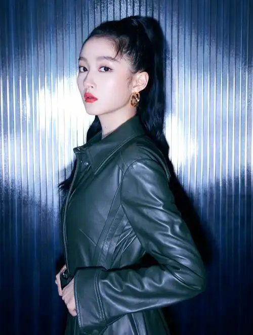 原创关晓彤晒帅飒风穿搭,黑色皮衣裙配高筒靴,高马尾干净利落又有型