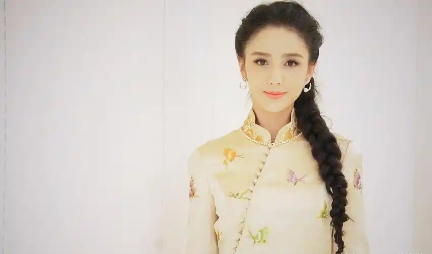 佟丽娅晒新年开工美照,穿中国风扎麻花辫,美得古典又高级!