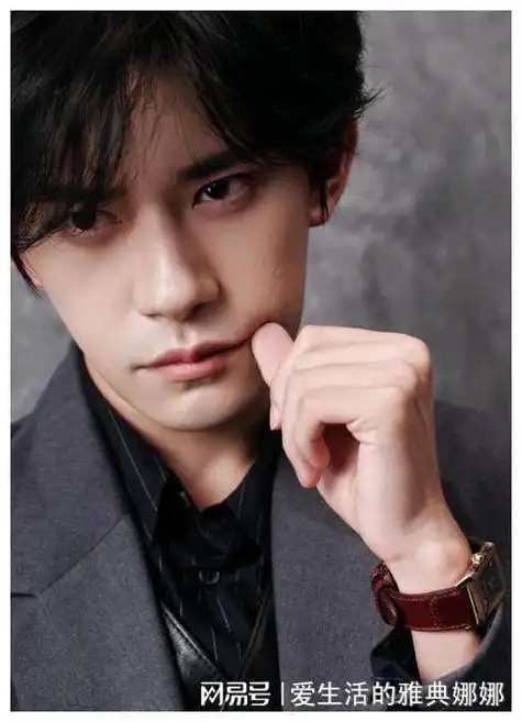23 岁易烊千玺近照流出,脸部消瘦嘴巴突出,网友惊称认不出