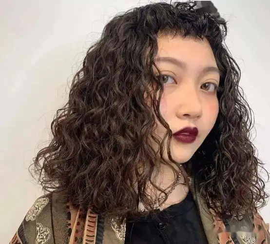 卷特别适合发量稀少的妹子,羊毛卷就是其中最受欢迎的烫发发型之一