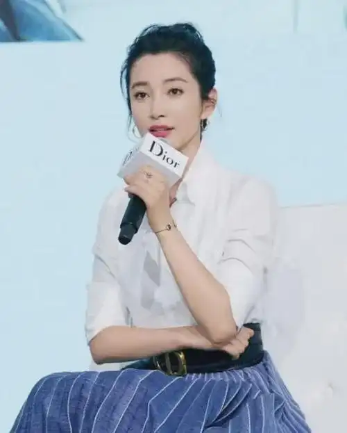 李冰冰分手后更丰满穿透视鱼尾裙差点撑不住50岁像女大学生