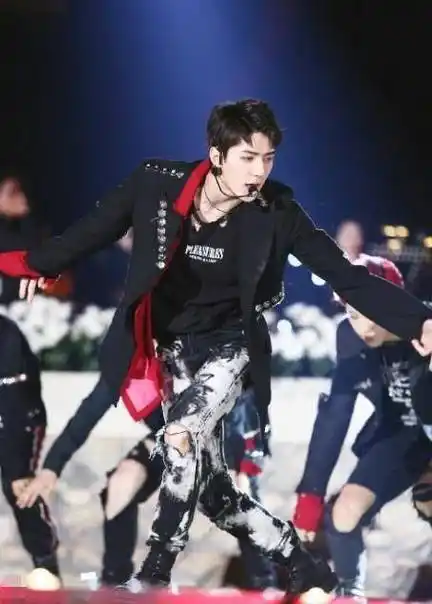 作为exo第一美男,现在的发福确实也是让吴世勋有点下神坛的趋势,但是