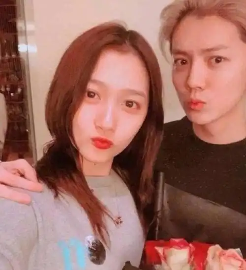 鹿晗热巴假戏真做,两人甜蜜细节被扒,关晓彤哭晕在厕所.