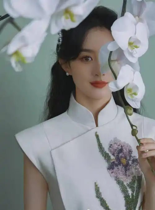 赵丽颖白色旗袍好美,电视晚会登台献唱,34岁宛如仙女_颖宝_楚乔_治愈