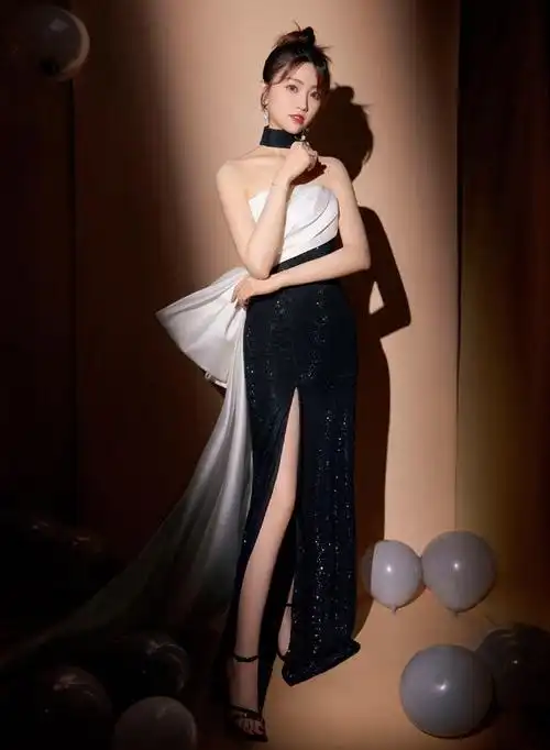 纯烨有着娇美的容貌和高挑的身材,1米75的身高加上完美的"九头身"比例