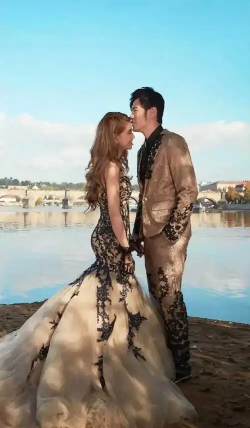 22岁嫁大自己14岁周杰伦,婚后连生三胎的昆凌,没你想的那么简单