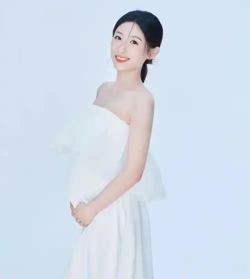 画面中的她挺着大肚子,整个人散发着母性的光辉,温柔且宁静.