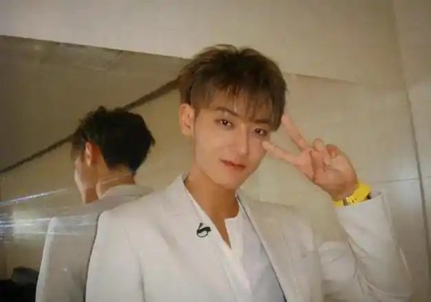 二字顶流疑似塌房,女友很知名,鹿晗粉丝急了|乐器|黄子韬|关晓彤_网易