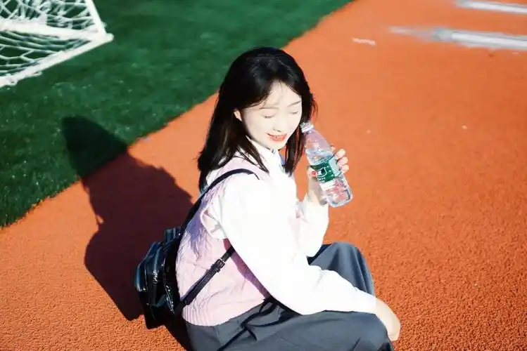 "青春应该被阳光和朝气书写" #笑容最治愈的女孩 #元气少女 - 抖音