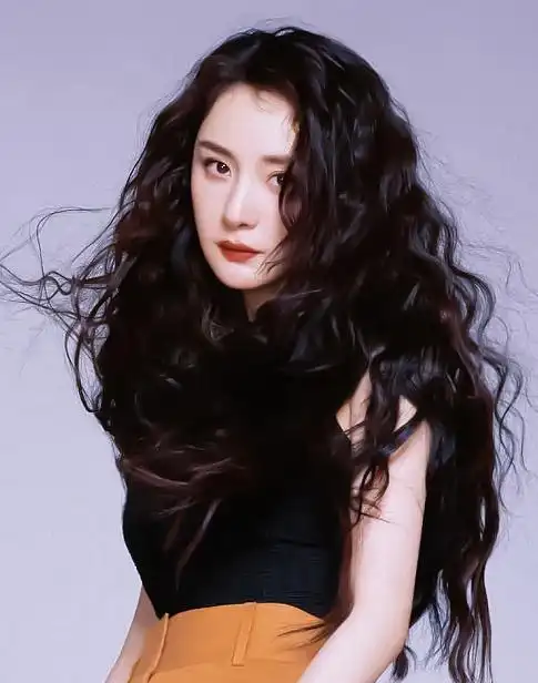 杨幂登优家画报封面曝光羊毛卷发型慵懒随性眼神犀利有神