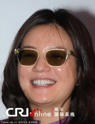 赵薇实现导演梦素颜不顾形象腋下汗湿脸泛油光露双下巴
