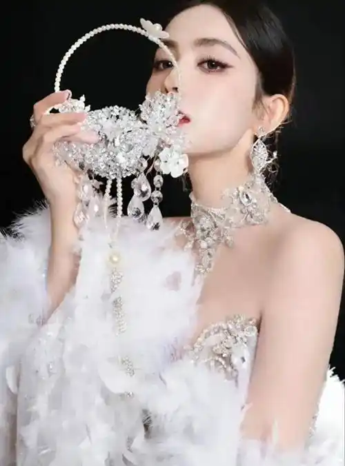 标题:古力娜扎亮相vogue红毯,珍珠羽毛透视裙惊艳全场_魅力_造型_裙子