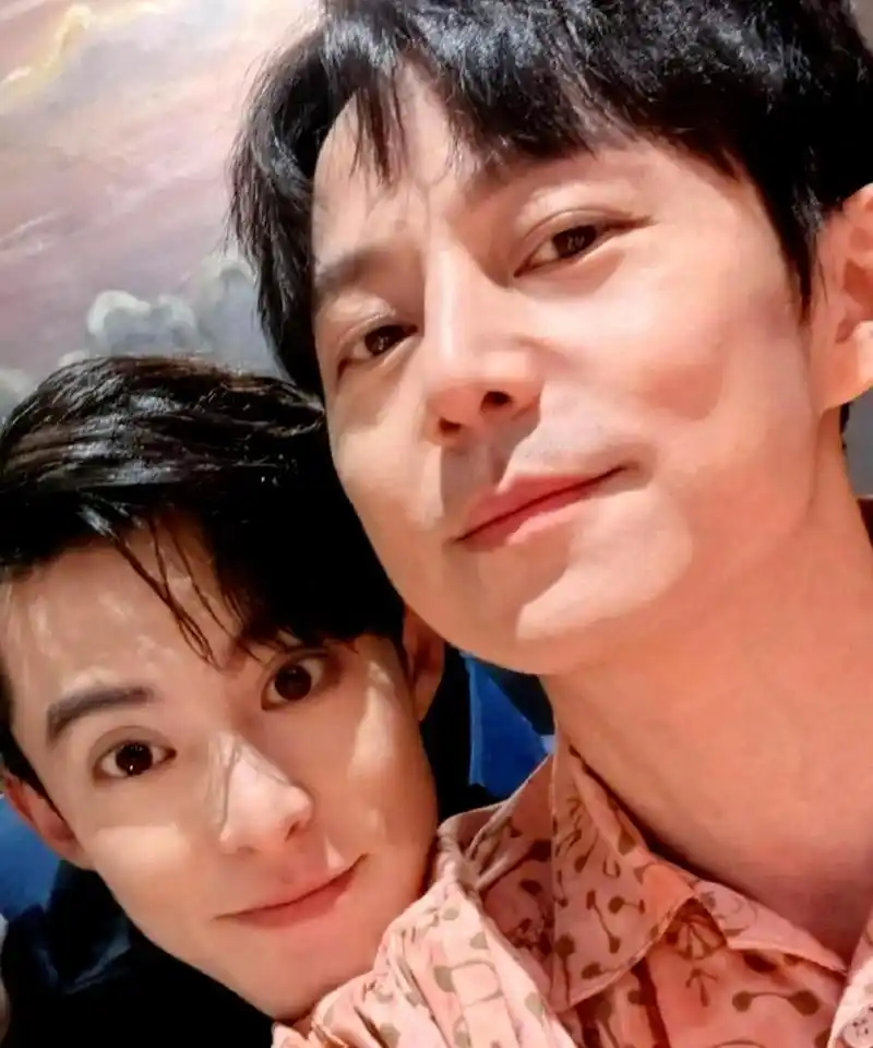 王鹤棣晒出与何炅同框的照片,发现何老师的脸型和他一样好看,虽然出道