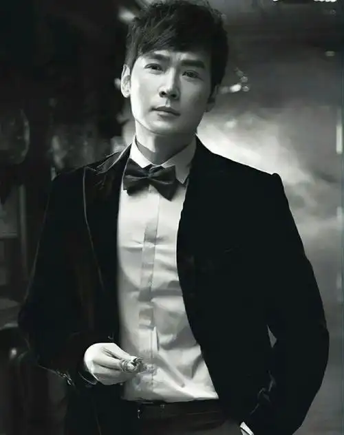 从图中不难看出焦恩俊的帅气:身穿西装搭配白色衬衣看起来英气勃发,单