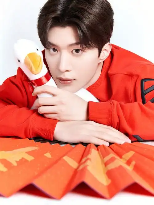 范丞丞穿大红毛衣拍写真wink灿笑可爱爆棚