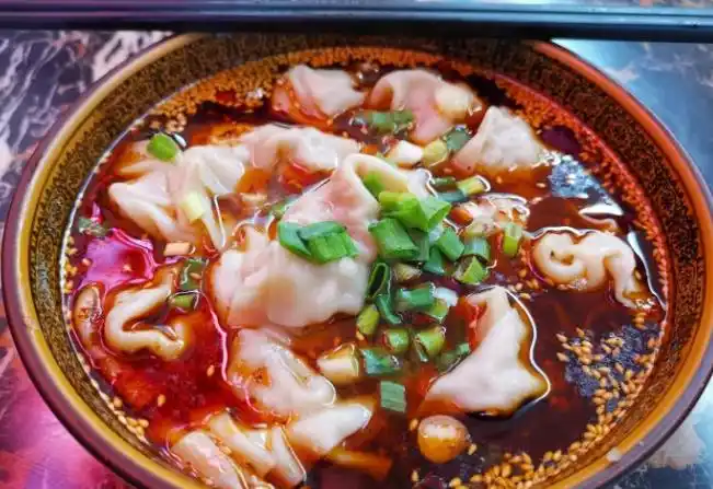 但是想要吃到好吃的红油抄手还是得重庆抄手这个品牌,它在这个行业