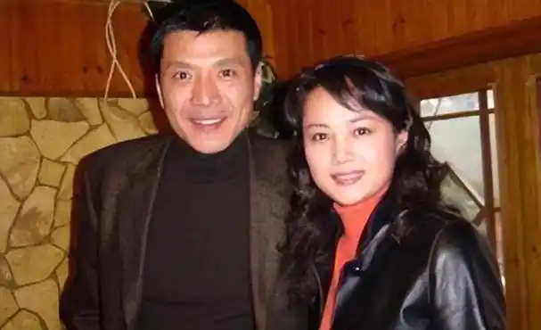 奚望的一生并不平坦,5岁时父母离婚,而当她的女儿小棉花4岁时,她和