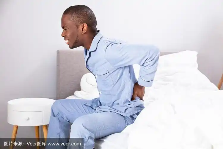 背部疼痛的男人